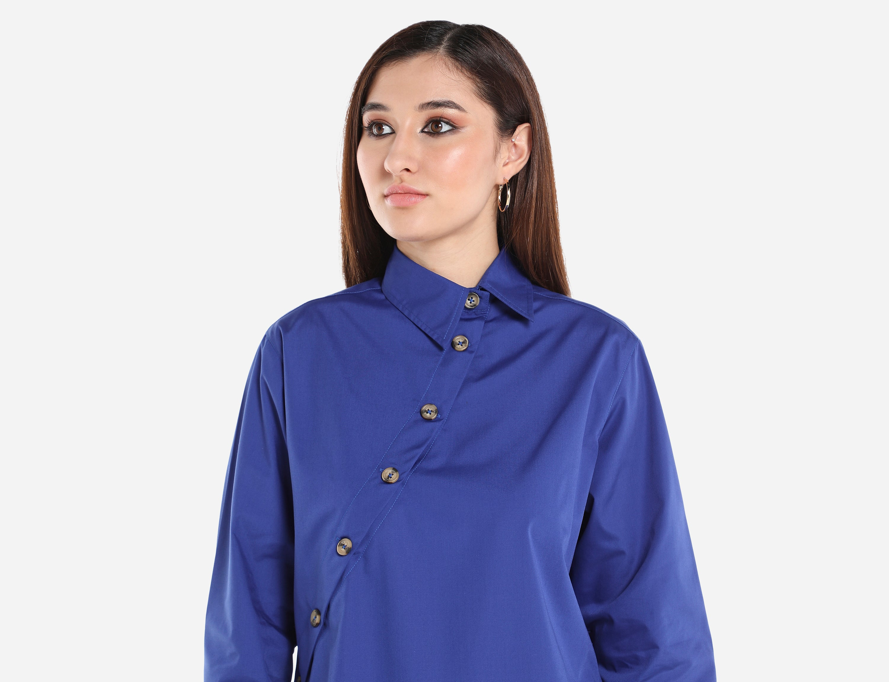 Discover our shirt collection featuring everyday basics, long shirts, classic button details, and a variety of sleeve styles. Designed for comfort and versatility, these shirts are essential for effortless, timeless looks.