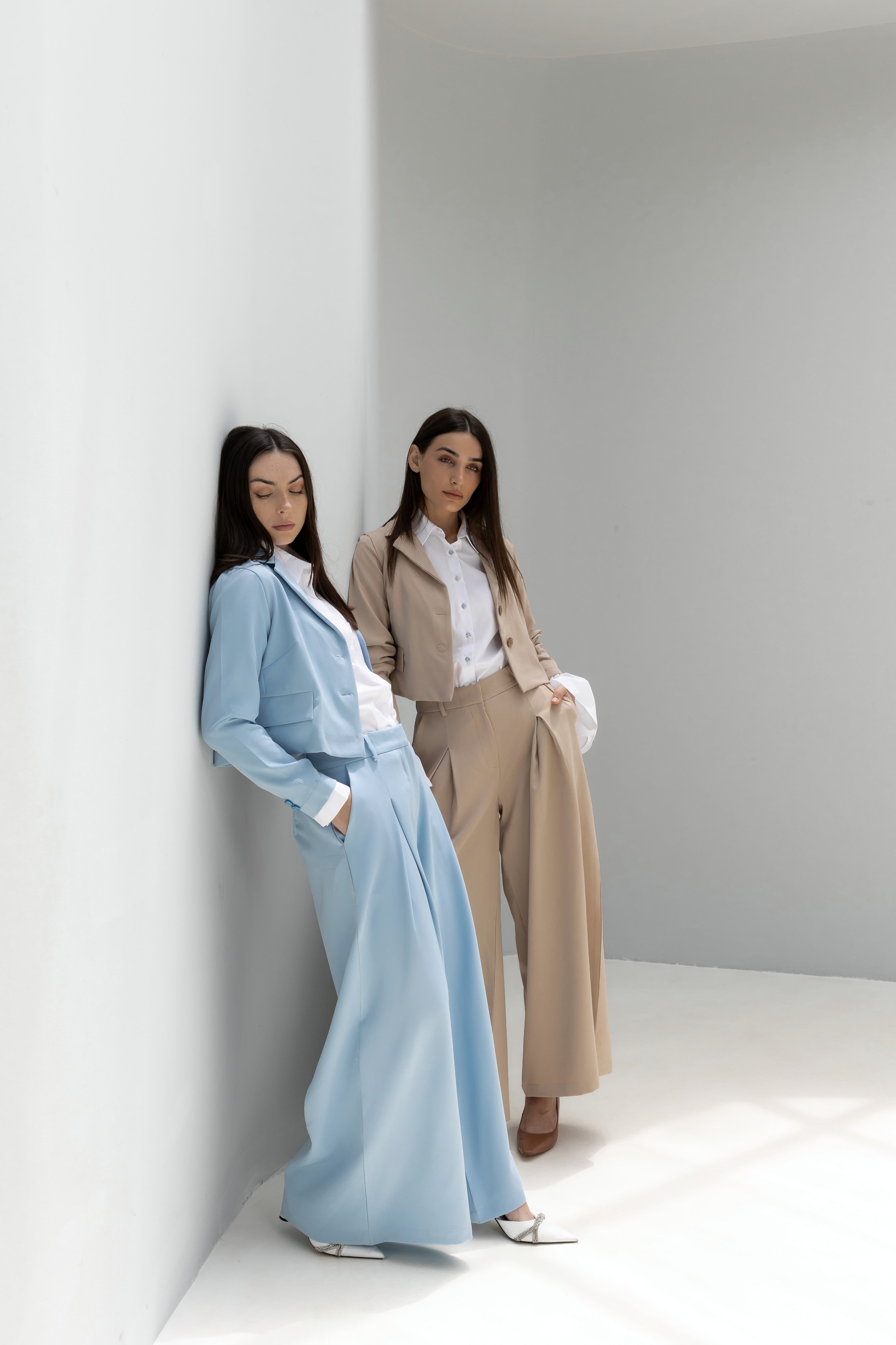 Wide-leg mid-waist tailored Trousers